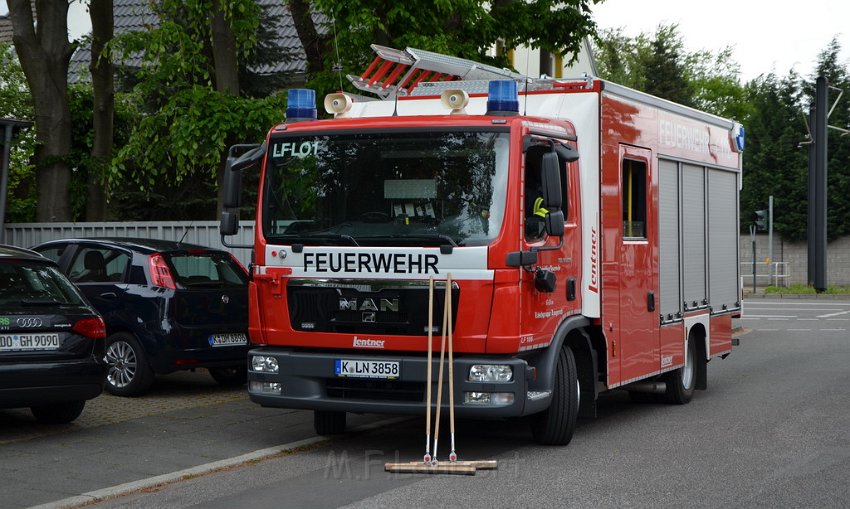 Feuer 3 Koeln Weiden Frechenerstr Wickratherhofweg P430.JPG